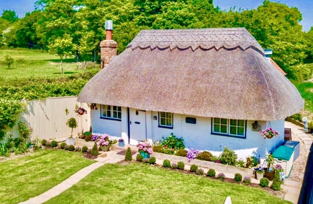 Detached thatched cottage sleeping 2- 6 with its own luxurious hot tub