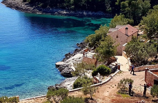 Detached vacation home island of Hvar, by the sea, on the beach, WiFi, barbecue, terrace