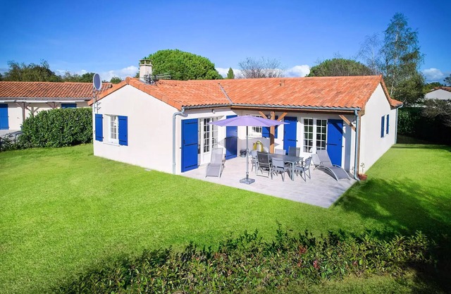 Detached villa, 2 bathrooms, sleeps 6