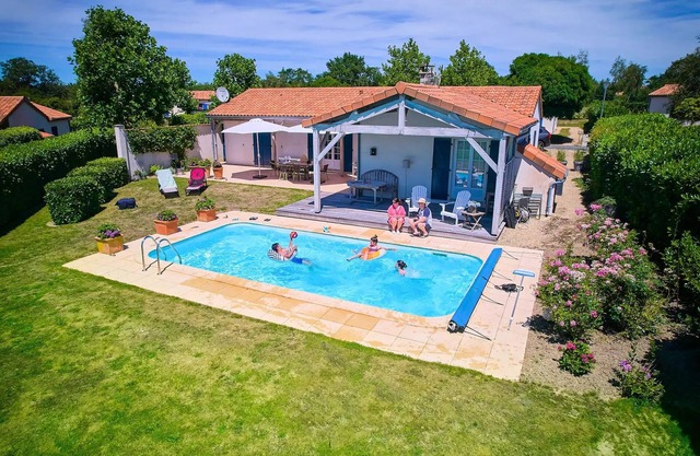 Detached villa, 2 bathrooms, private pool, sleeps 6