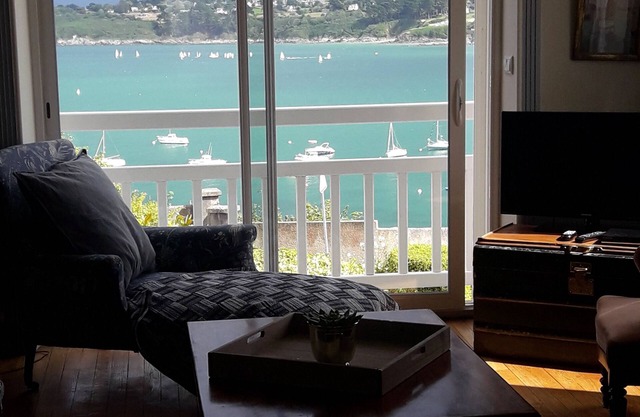 Detached villa with exceptional sea view just a stone's throw from the beach