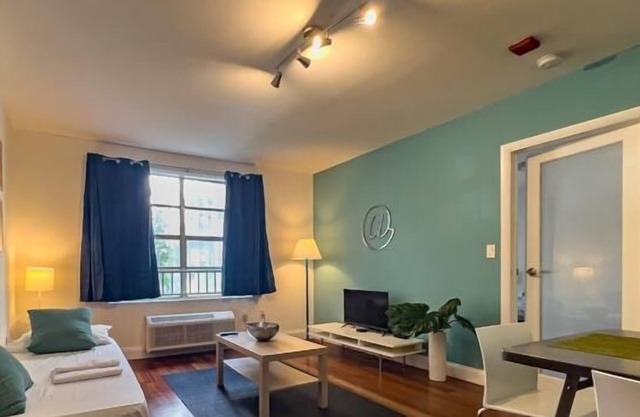 DiLido: fantastic SoBe location, pool and private garden