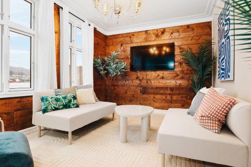 Dinbnb Home - History meets Modern I 3-Story Bergen House