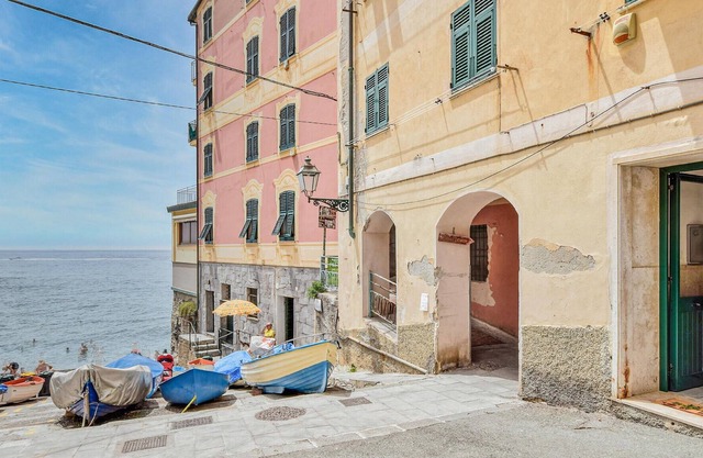 Directly by the sea on the Anita Garibaldi promenade welcomes you this beautiful apartment in Nevi.