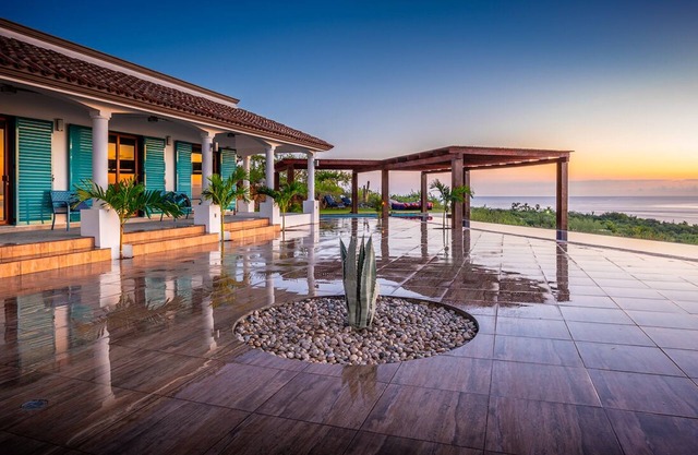 DISCOUNTS! Walk 2 BEACH. THEATERn5 Bedrooms/7 Bath. Heated Pool-Jacuzzi