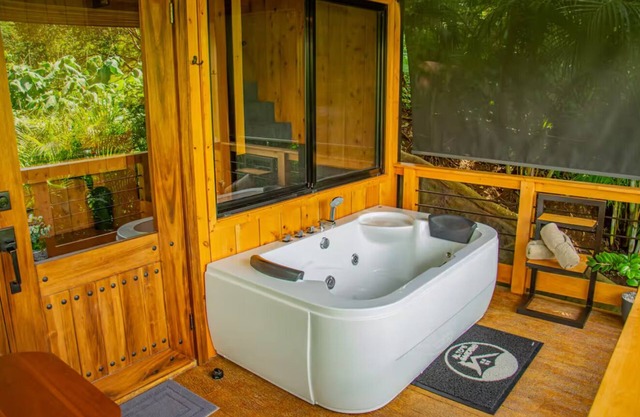 Discover romantic cabin with jacuzzi near La Fortuna at only 25 min drive