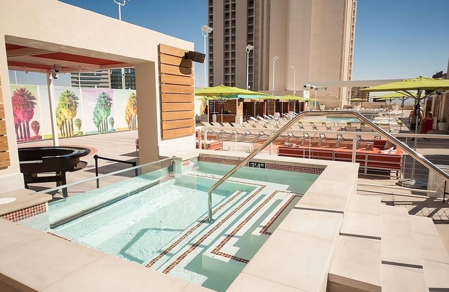 Discover the Various Entertainment Options! 4 Relaxing Units, Outdoor Pool