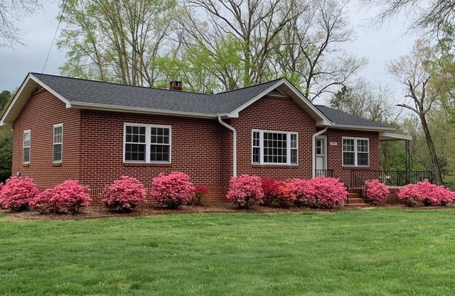 Discover Tranquility at Carolina Cottage - Cozy 2-Bedroom Retreat in Hickory, NC