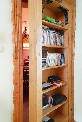 DMG - 'Funky First Floor' Unique Mountain Apartment