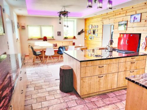 DMG - 'Large, Luxurious Ground Floor' Apartment