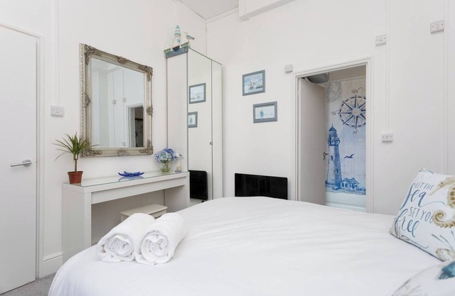 Dockyard Dreams - Close to Gunwharf!