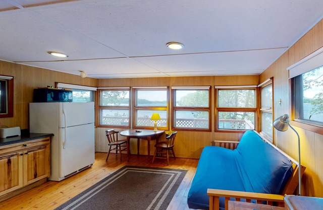 Dog-friendly bay-front cabin with screened porch & great views - next to trails