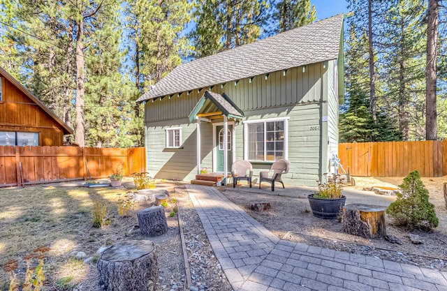 Dog-friendly cabin with private hot tub near Camp Richardson