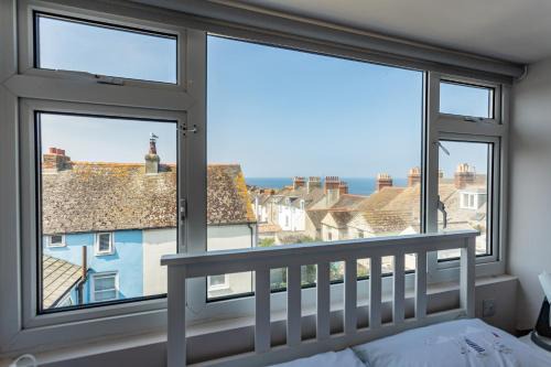 Dog Friendly, Cosy Coastal Cottage, Sea Views