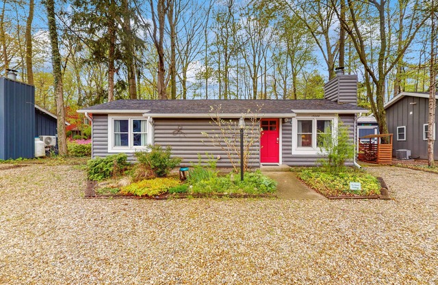 Dog-friendly cottage with private beach, screened porch, wood fireplace & AC