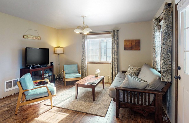 Dog-Friendly Cottage w/Deck, WiFi & Washer/Dryer - Near Beaches, Clamming