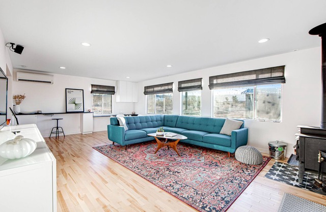 Dog-friendly desert getaway on five acres with private hot tub, fast WiFi, views