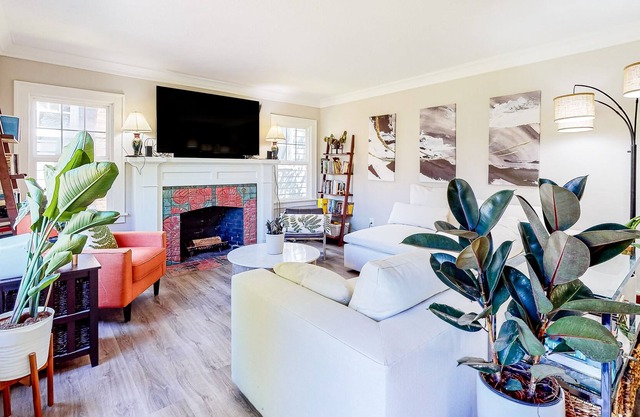 Dog-friendly home in prime SE Portland location - walk to Division/Hawthorne