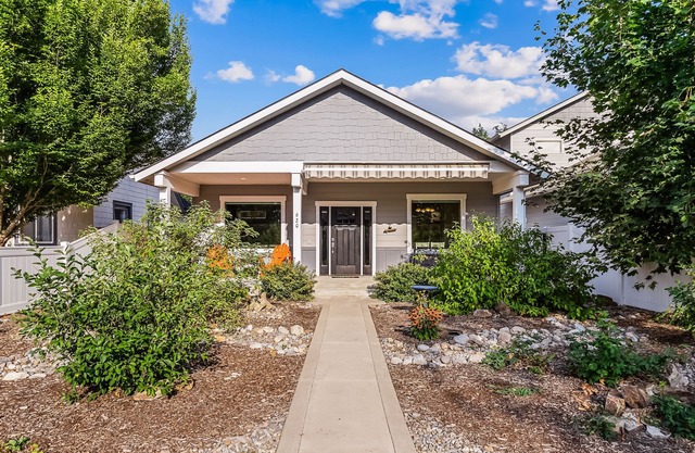 Dog-Friendly Home with High-Speed WiFi, Central AC, and Gas Fireplace