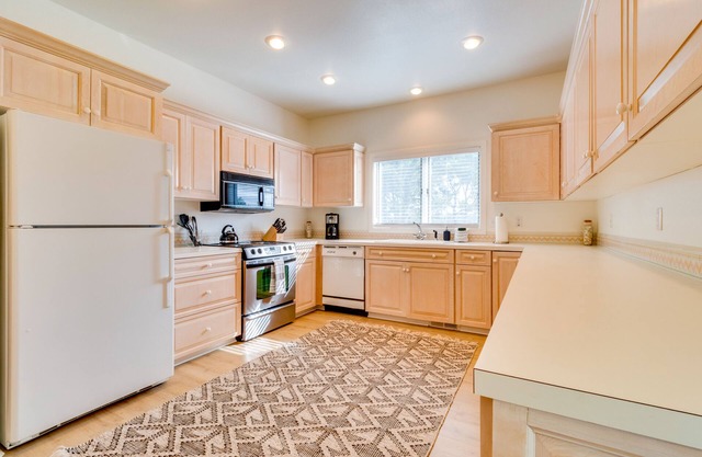 Dog-friendly house near the beach with private hot tub and ocean view