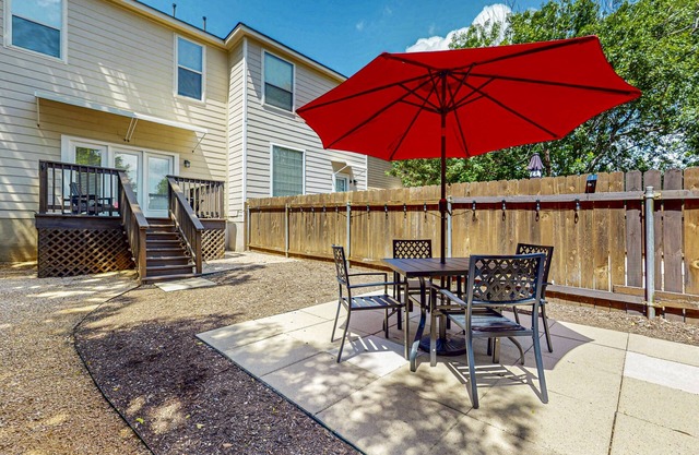 Dog-friendly house with enclosed backyard, W/D, close to Downtown Austin