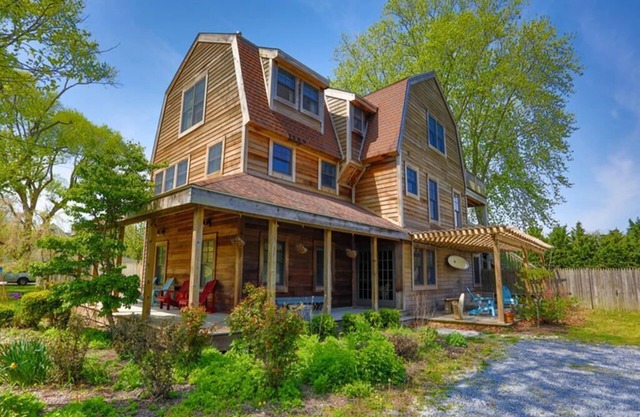 Dog Friendly Minutes to Restaurants, Shops and Beaches