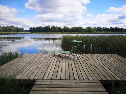 Dom nad jeziorem z prywatnym pomostem i linią brzegową