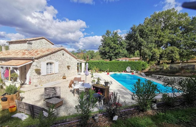 DOMAINE DES 3 CYPRÈS Chambre MIMOSA Chez Nath & Pat