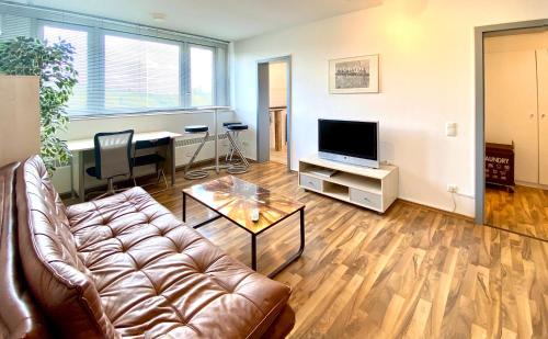 DOMspitzen-BLICK, cooles 2 Zimmer Apt mit Indoor-Swimmingpool auf dem Dach, Küche und Smart-TV