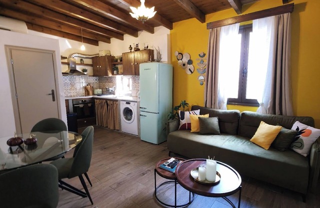 Domus Fidias - 2 Bedroom, 1 Sofa bed 6mins from port