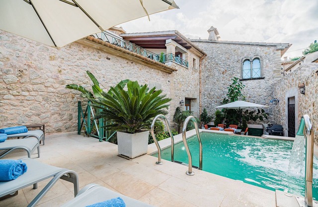 DOMUS LLEO a lovely luxury townhouse