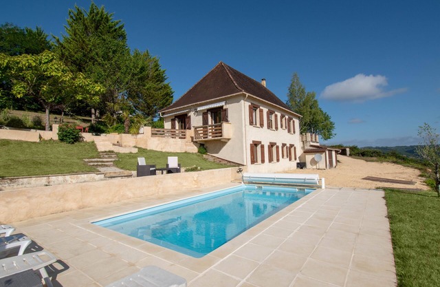 Dordogne gite, amazing views, private heated pool, large gardens, NO ADDED COSTS