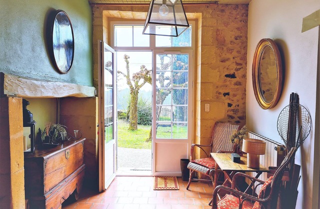 Dordogne-Wonderful Cottage ,7 bedr, 4 bath, heated Pool, video projector, Wi-Fi