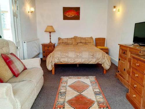Double Ensuite with Bath, Sofa, Desk, Wardrobe