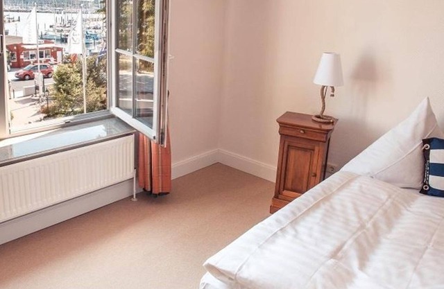 Double room, shower, WC, lake view - Strandhotel Strande