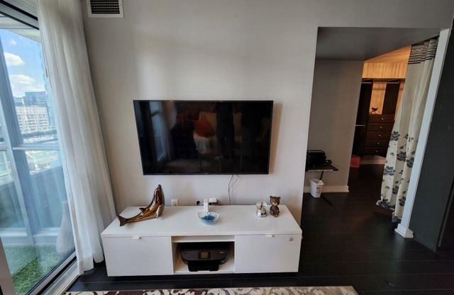 Downtown 2Bd Condo with steps to CN Tower and Lake