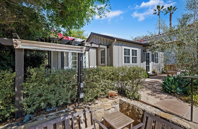 Downtown but secluded cottage