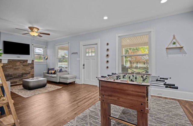 Downtown Charm, 3 Bdr, Near Rest and Bars