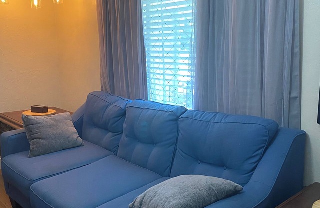 Downtown charming Mount Dora Getaway with large private yard to park your boat.