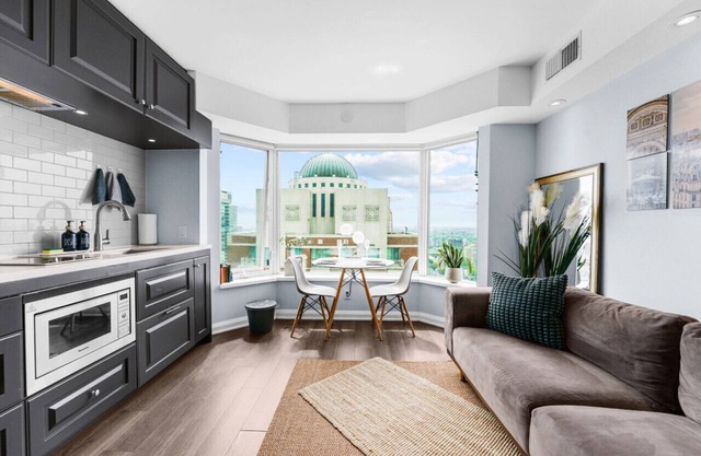 Downtown Condo Near City Attractions and UofT Campus - Direct Access to Subway