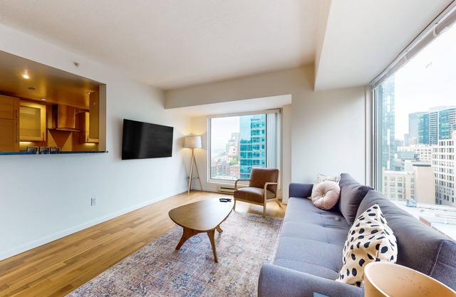 Downtown condo with city views, pool, & gym - 2 blocks from Pike Place