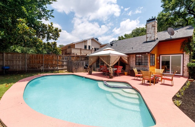 Downtown Dallas Full House with Sparkling Heated Pool/Spa