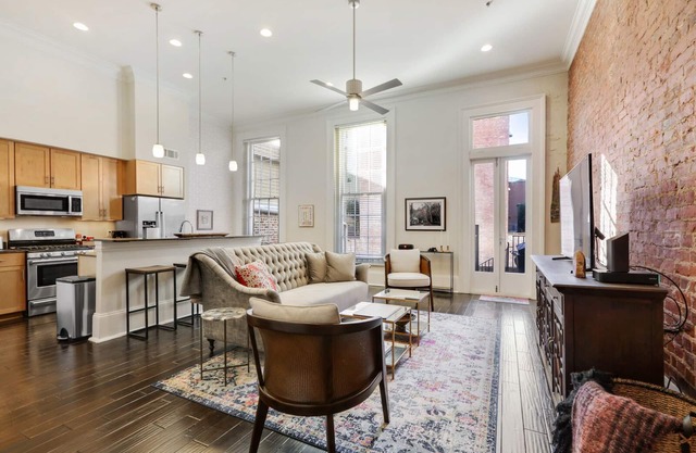 Downtown Delight-Gorgeous CBD condo with private courtyard