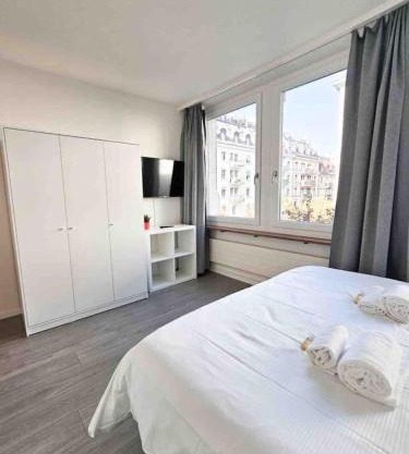 Downtown Deluxe Studio with Queen Bed BE-25