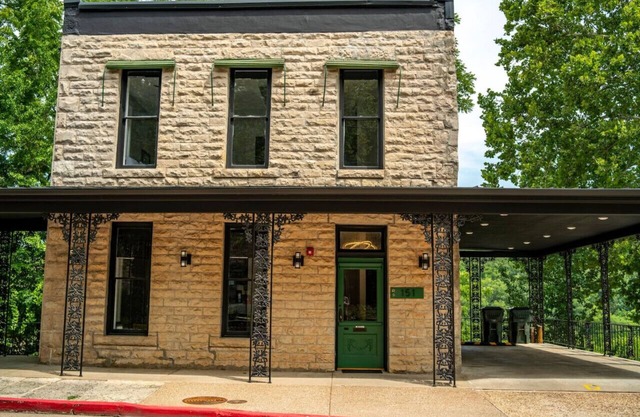 Downtown+HotTub+Wifi+FreeParking @151 Spring Ste F