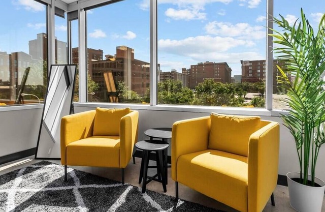 Downtown KC Corner Studio King Bed Fantastic Views