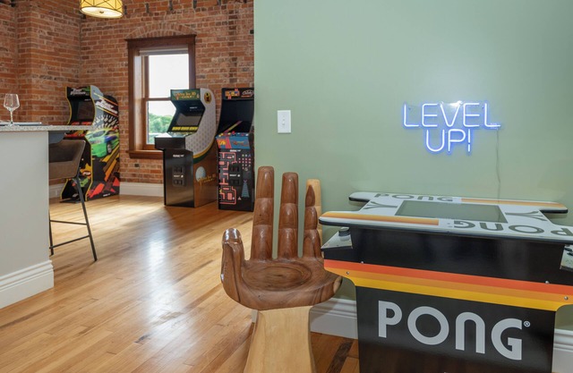Downtown Luxury Loft ,13-Ft Ceilings, Walkable