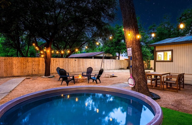 Downtown Oasis: Cowboy Pool, Firepit & King Suite