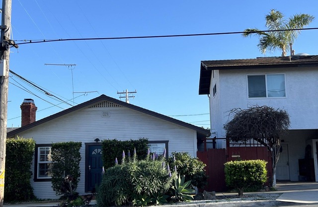 Downtown Old Encinitas beach house. Next to beaches, restaurants and shops.