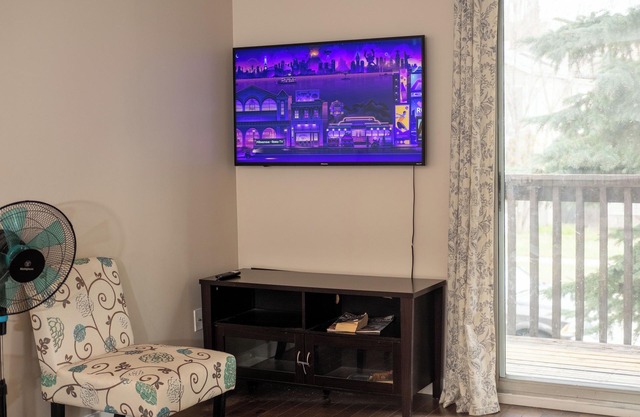 Downtown Private Room: By Bow River's Beauty house